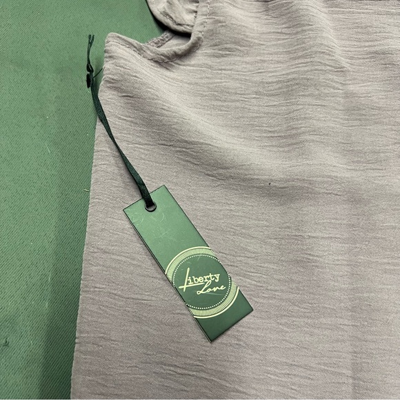 🌴Women’s Liberty Love V Neck Shirt - Picture 6 of 6